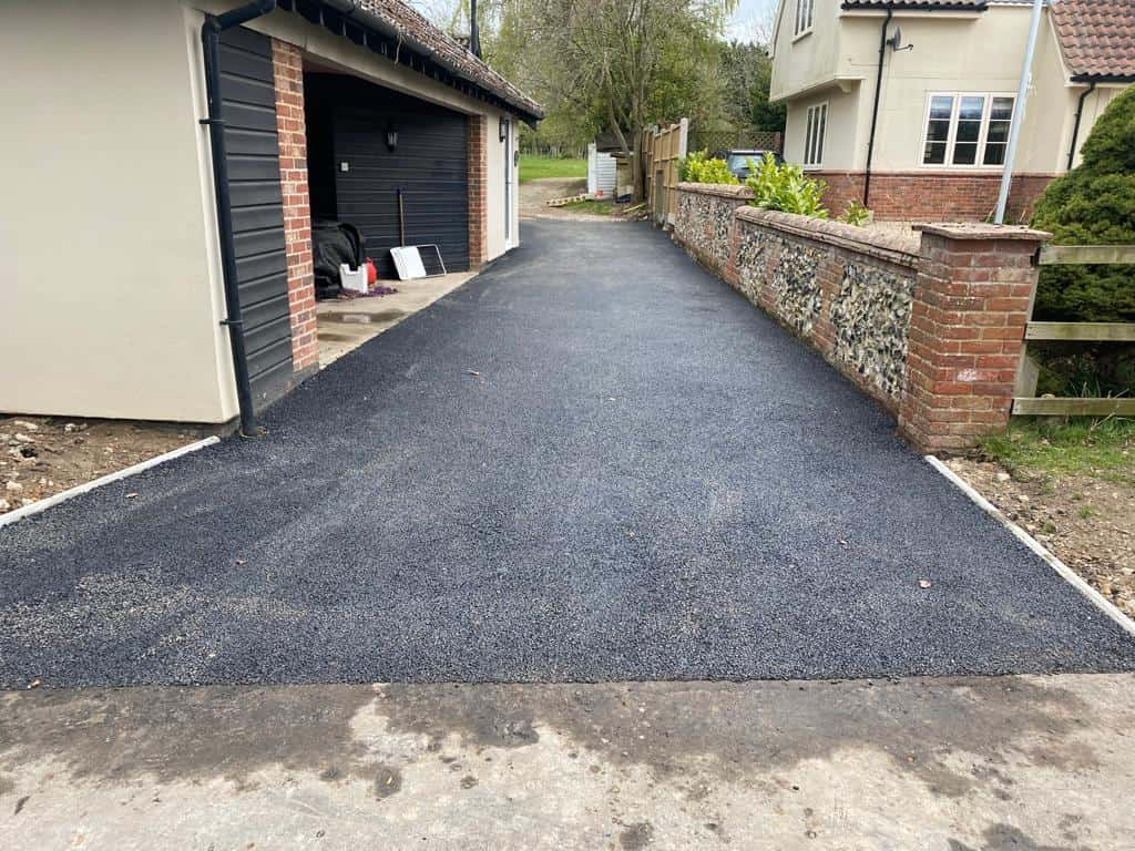 This is a newly installed tarmac driveway. All works carried out by Lakenheath Driveway Services